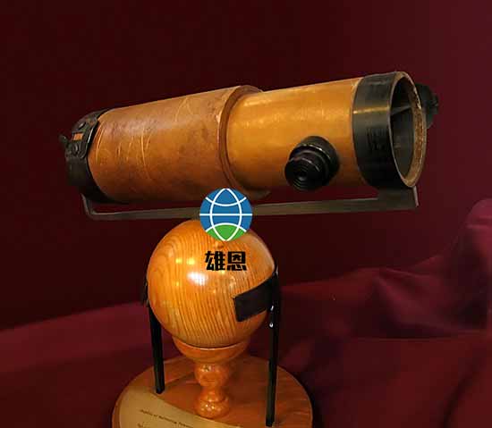 牛頓第二臺反射望遠(yuǎn)鏡的復(fù)制品，他于1672年向皇家學(xué)會提交。